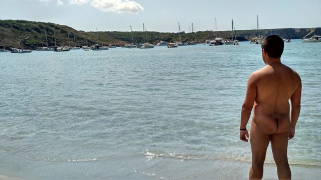 Yo practicando nudismo en una playa de Menorca